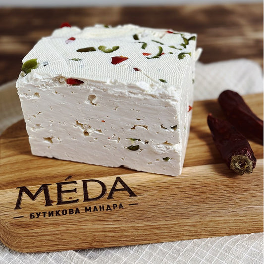 Сирене от Краве Мляко с Пресни Люти Чушки от Мандра Меда